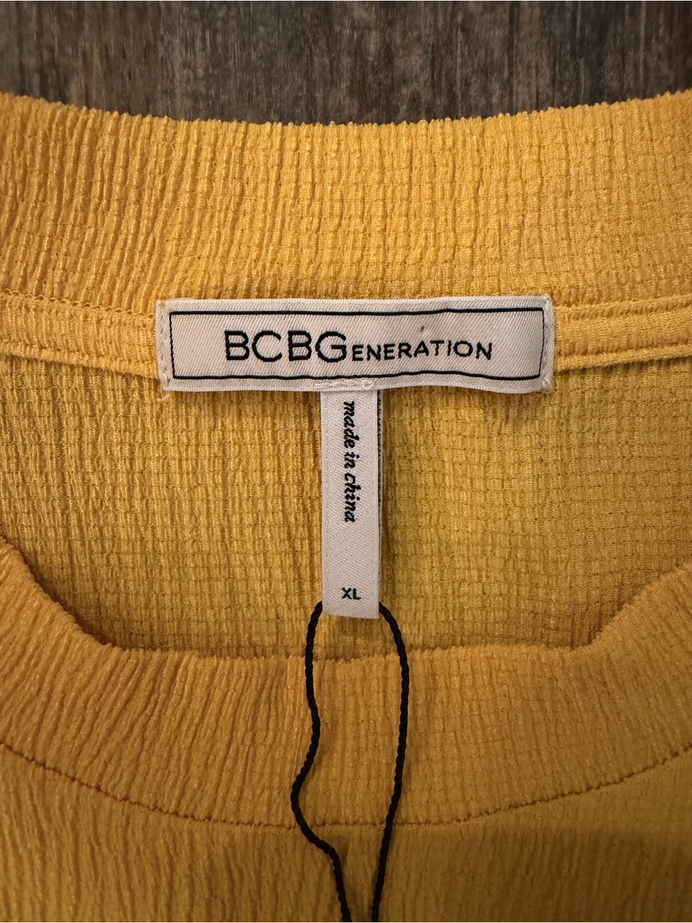 BCBGeneration Yellow Short Sleeve Ring-Tie Crop Top - Picture 2 of 4